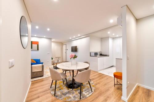 a kitchen and living room with a table and chairs at Terro Collection - Dom Pedro V in Braga