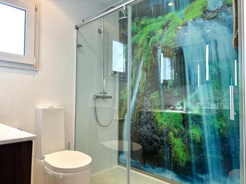 un baño con ducha y WC en Finca Los Llanos By Solymar Holiday, en Los Puertas