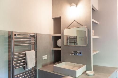 une salle de bain avec un lavabo et un miroir dans l'établissement Chez Marthe - Maison de village - Ménerbes centre, à Ménerbes