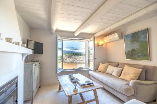 un salon avec un canapé et une table dans l'établissement Chez Marthe - Maison de village - Ménerbes centre, à Ménerbes