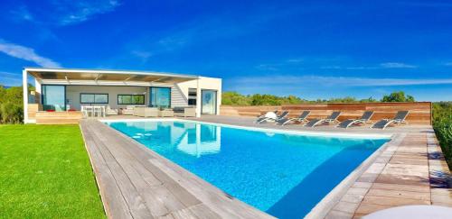 une piscine dans l'arrière-cour d'une maison dans l'établissement Piscine chauffée, villa vue mer, proche Pinarello, à Zonza