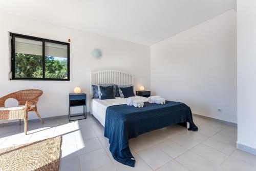 ein Schlafzimmer mit einem Bett, auf dem zwei Handtücher liegen in der Unterkunft Casa Federica by Algarve Holidays in Santa Bárbara de Nexe