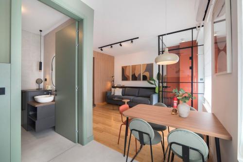 The Minted Wood - Stylish 2-Bedroom Apartment with Parking