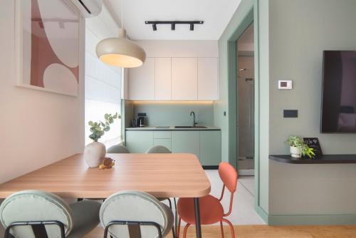The Minted Wood - Stylish 2-Bedroom Apartment with Parking