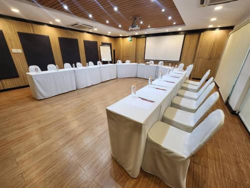 a conference room with white tables and white chairs at Boutique Poo-Yai Lee in Bangkok