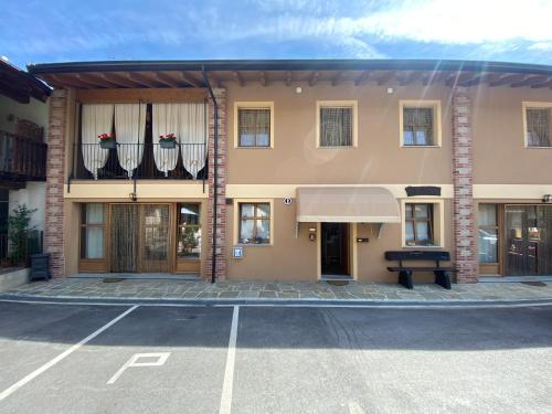 an empty parking lot in front of a building at Ranch Enbrucà in Boves