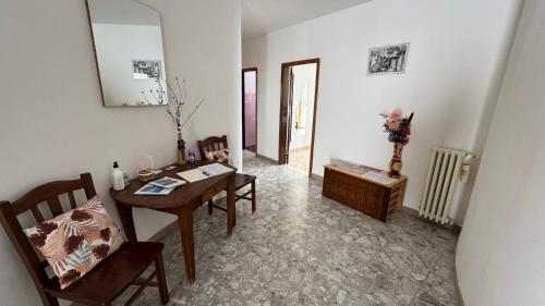 a living room with a dining room table and chairs at Guesthouse sul colle in Recanati