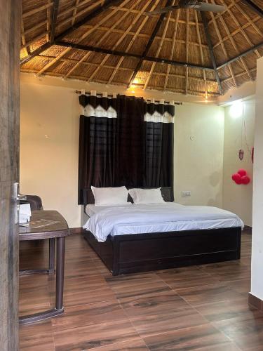 Una cama o camas en una habitación de The Royal Hut Ajmer