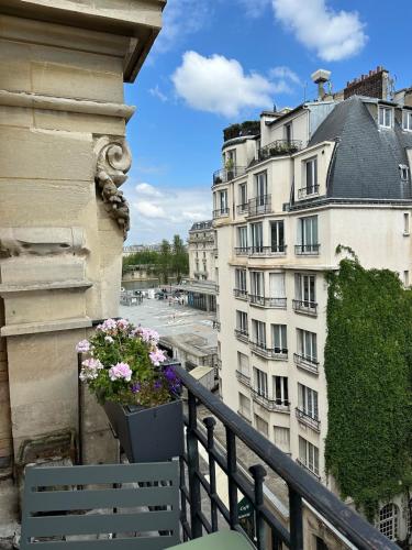 Beautiful Apartment with Seine and Musée d'Orsay View