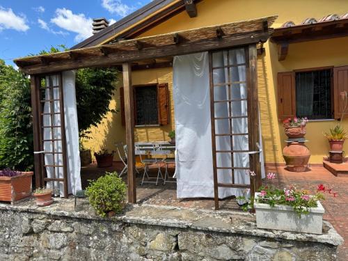 a patio with a wooden pergola at Casale Vera in Sagginale