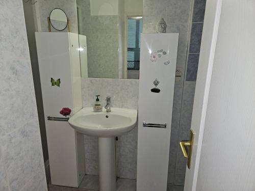 une salle de bain avec un lavabo et un miroir dans l'établissement Studio Centre Ville, à Nice