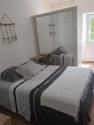 une chambre avec un grand lit et un miroir dans l'établissement Casa Di mamou, à Loreto-di-Tallano