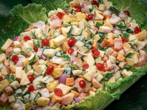 a salad in the shape of a heart with lettuce at Vanani resort and caravan park Munnar in Ūdumbanshola