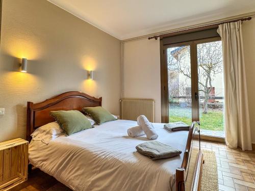 une chambre avec un lit avec deux serviettes dessus dans l'établissement Le Petit Jardin de Palau, à Palau-de-Cerdagne