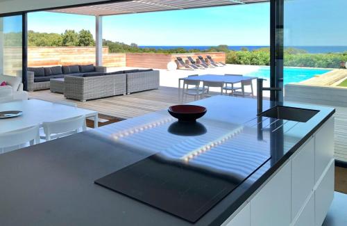 Photo de la galerie de l'établissement Heated pool, Sea view villa, near Pinarello, à Zonza