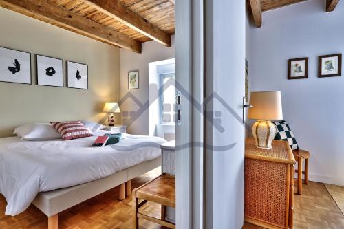 a bedroom with a bed and a table with a lamp at LocaLise - M6B - Ty pompon, - Maison de vacances dans le centre du Guilvinec - extérieur clos - wifi inclus - animaux bienvenus - à deux pas des plages et du port du Guilvinec in Le Guilvinec