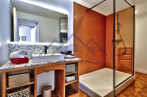 a bathroom with a sink and a shower at LocaLise - M6B - Ty pompon, - Maison de vacances dans le centre du Guilvinec - extérieur clos - wifi inclus - animaux bienvenus - à deux pas des plages et du port du Guilvinec in Le Guilvinec
