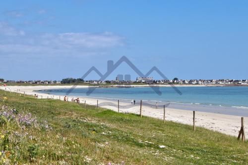 a beach with people and the pyramids in the background at LocaLise - M6B - Ty pompon, - Maison de vacances dans le centre du Guilvinec - extérieur clos - wifi inclus - animaux bienvenus - à deux pas des plages et du port du Guilvinec in Le Guilvinec