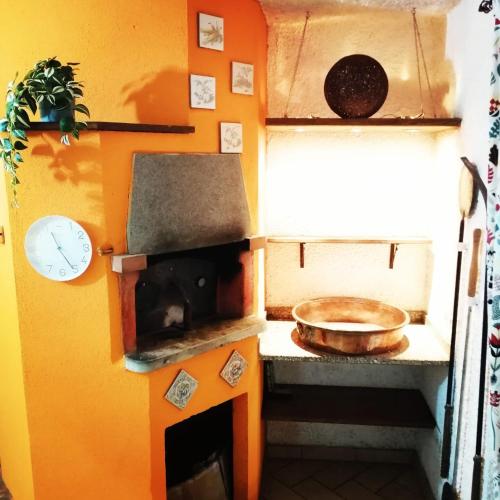 a miniature kitchen with a stove and a clock at La Casina di Sotto in Castelnuovo di Garfagnana