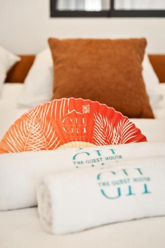 - un oreiller assis au-dessus du lit dans l'établissement Suite L Ecrin Élégance confort au cœur de Cannes, à Cannes