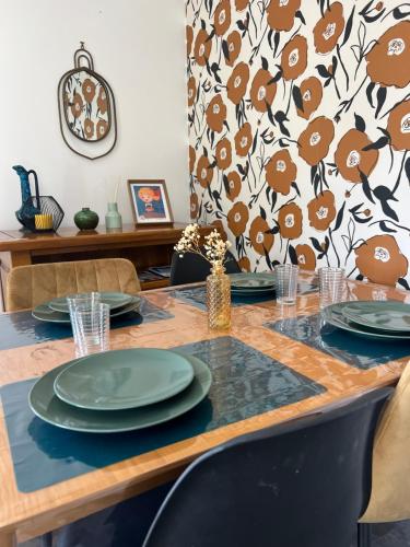 - une table à manger avec des assiettes au-dessus dans l'établissement La place du Four Communal, à Breil-sur-Roya