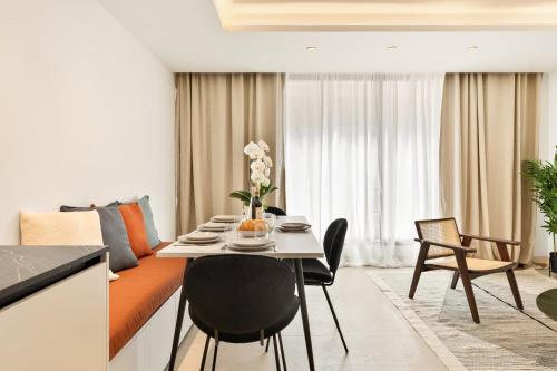 un salon avec une table et un canapé dans l'établissement Suite L Ecrin Élégance confort au cœur de Cannes, à Cannes