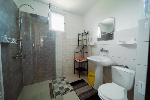 Bilik mandi di Akác Apartmanház