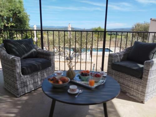 Un balcón o terraza en Villa Un Dimanche en Provence, avec piscine privée, chauffée & vue