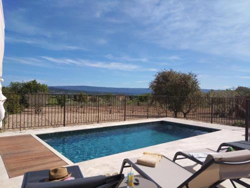 La alberca dentro o cerca de Villa Un Dimanche en Provence, avec piscine privée, chauffée & vue