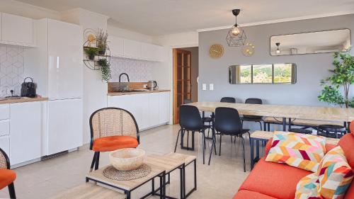 une cuisine et un salon avec une table et des chaises dans l'établissement Appartement Luxueux Entre Bord de Mer & Montagne - by Résidence La Fontaine Sablettes, à La Seyne-sur-Mer