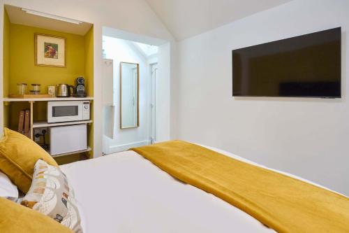 Dapur atau dapur kecil di Host & Stay - Garden Studio