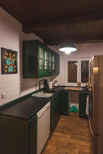 Dapur atau dapur kecil di Chata za Mostem - domek nad Jeziorem Rożnowskim
