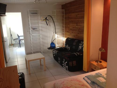 un salon avec un canapé et une table dans l'établissement Studio Bermichan, à Montalivet-les-Bains