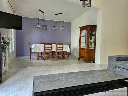 un salon avec une table et des chaises de salle à manger dans l'établissement Charmante villa près du centre de Bayonne et des plages, à Boucau