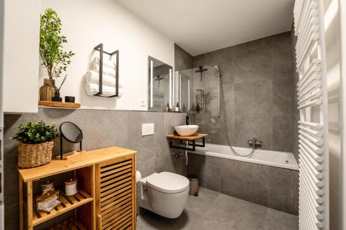 ein Badezimmer mit Toilette, Waschbecken und Badewanne in der Unterkunft Luma-Living Apartments in Dresden