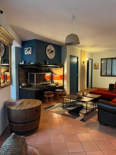 un salon avec un canapé et une table dans l'établissement Magnifique et grand loft classé 4 étoiles, à Lavelanet