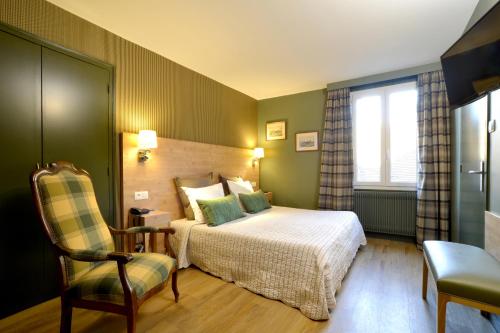 מיטה או מיטות בחדר ב-Hôtel de France