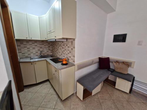 una piccola cucina con una panca e un lavandino di Alma's Studio a Vlorë