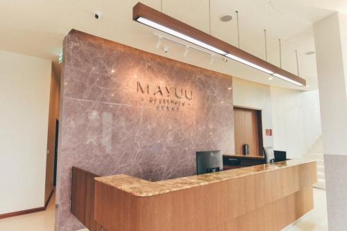 a lobby with a large wall with the name of a salon at Mayuu Ayutthaya Hotel in Ban Ko Rian