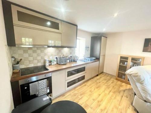a room with a kitchen with a counter top at Richmond House (9A) by Staytor Accommodation in Exeter