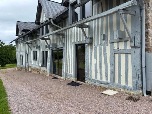 un vieux bâtiment avec une porte sur son côté dans l'établissement Gîte des ravenelles, à Cricquebœuf