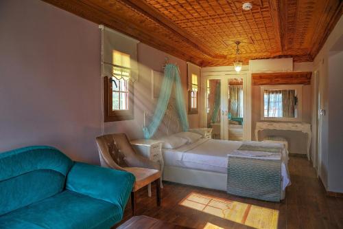 a bedroom with a bed and a couch at Panamare Apart Hotel Akyaka in Akyaka