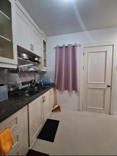 Kuchyň nebo kuchyňský kout v ubytování A1 1 Bedroom 2 Queen Size Beds Apartment Transient House near USEP Obrero Abreeza Mall