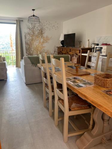 una sala da pranzo con tavolo e sedie in legno di Mon Rêve a Breil-sur-Roya (Breglio)