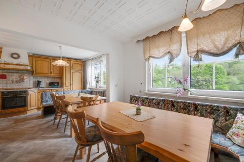 Kuchyň nebo kuchyňský kout v ubytování Guesthouse Niederschlag - Sauna & BBQ im Erzgebirge