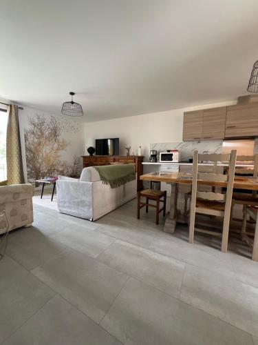 un salon avec une table et un canapé dans l'établissement Mon Rêve, à Breil-sur-Roya