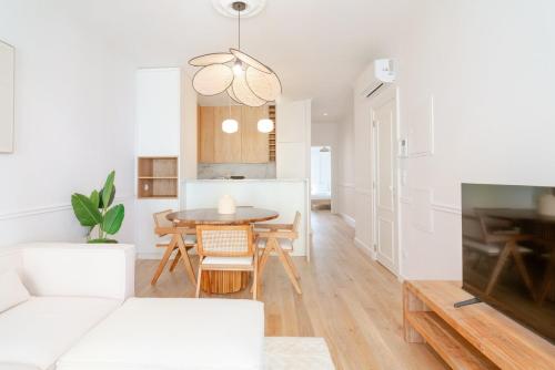Newly renovated 2BR Apartment with AC & Terrace | By Airnest