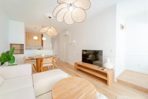 Newly renovated 2BR Apartment with AC & Terrace | By Airnest
