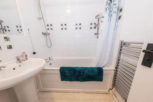 Koupelna v ubytování 1 bedroom home with free parking- Contractor friendly