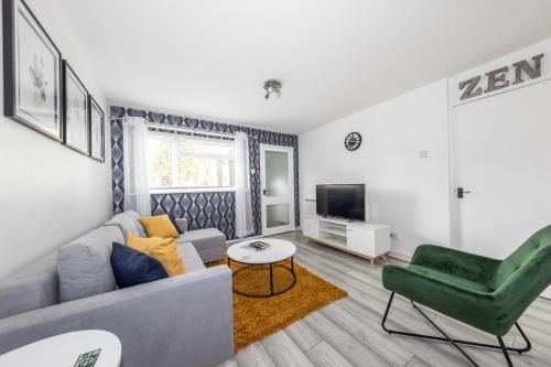 a living room with a couch and a tv at Executive One Bedroom Maisonette - Garden Access & Free Parking - Prime Location in Luton
